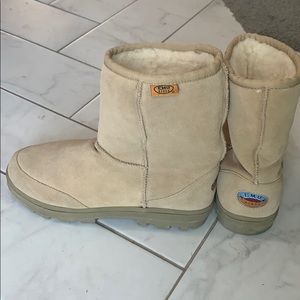 NWOT Emu Ridge tan boots